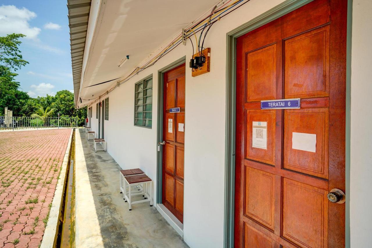 ホテル Capital O 90423 Teratai Chalet Kampong Raja エクステリア 写真